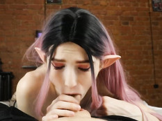 Розововолосая русская косплеерша трахает бойфренда в образе эльфийки