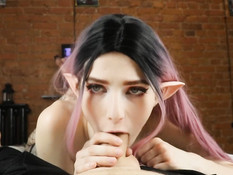 Розововолосая русская косплеерша трахает бойфренда в образе эльфийки