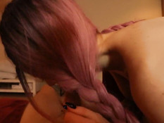Русская девка с заплетёнными в косы розовыми волосами затрахала парня
