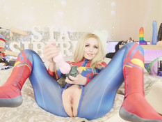 Светловолосая русская любительница косплея оттрахала себя вибратором