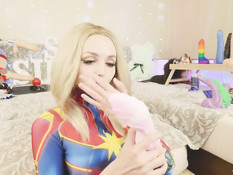 Светловолосая русская любительница косплея оттрахала себя вибратором