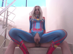 Светловолосая русская косплеерша трахается в наряде Капитана Марвела