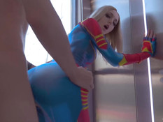 Светловолосая русская косплеерша трахается в наряде Капитана Марвела