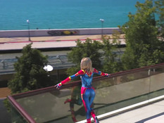 Светловолосая русская косплеерша трахается в наряде Капитана Марвела