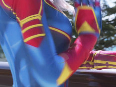 Светловолосая русская косплеерша трахается в наряде Капитана Марвела