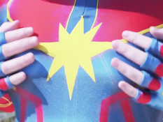 Светловолосая русская косплеерша трахается в наряде Капитана Марвела