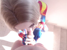 Светловолосая русская косплеерша трахается в наряде Капитана Марвела