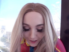 Светловолосая русская косплеерша трахается в наряде Капитана Марвела