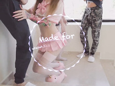 Две гламурные русские милашки на площадке делают минет двум парням