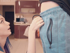 После сочного минета он отодрал русскую девчонку с голубыми волосами