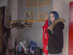 Русская девка с голубыми волосами мастурбирует пальцами и вибратором