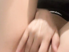 Русская девка с фиолетовыми волосами мастурбирует в туалете спортзала