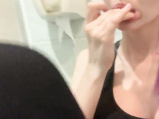 Русская девка с фиолетовыми волосами мастурбирует в туалете спортзала