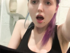 Русская девка с фиолетовыми волосами мастурбирует в туалете спортзала