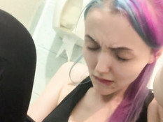 Русская девка с фиолетовыми волосами мастурбирует в туалете спортзала