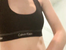 Русская девка с фиолетовыми волосами мастурбирует в туалете спортзала