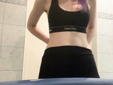 Русская девка с фиолетовыми волосами мастурбирует в туалете спортзала