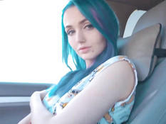 Отымел в машине и забрызгал спермой русскую девку с голубыми волосами