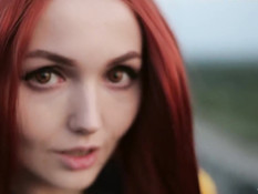 Рыжеволосая русская косплеерша насаживается киской на фаллоимитатор