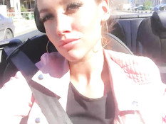 Гламурная русская красавица отсасывает у парня в красном кабриолете