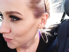 Гламурная русская красавица отсасывает у парня в красном кабриолете