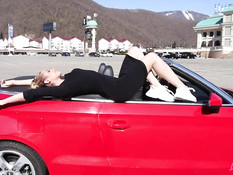 Гламурная русская красавица отсасывает у парня в красном кабриолете