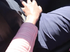 Гламурная русская красавица отсасывает у парня в красном кабриолете