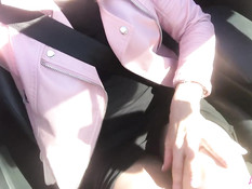 Гламурная русская красавица отсасывает у парня в красном кабриолете