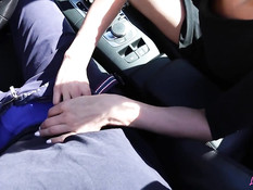 Гламурная русская красавица отсасывает у парня в красном кабриолете