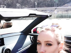 Гламурная русская красавица отсасывает у парня в красном кабриолете