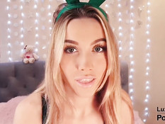 Весёлая русская блондиночка в блестящем платье высасывает всю сперму