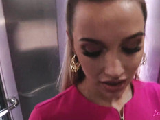 Молодая русская блондинка сосёт хуй и ебётся с парнем в кабине лифта