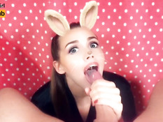 Милая русская девка с кроличьими ушами выдрочила и проглотила сперму