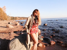 Возбуждённая русская блондинка трахает себя фаллосом на морском пляже