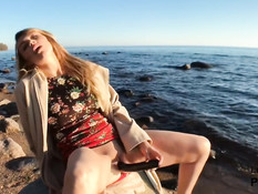 Возбуждённая русская блондинка трахает себя фаллосом на морском пляже