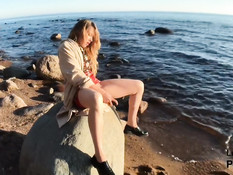 Возбуждённая русская блондинка трахает себя фаллосом на морском пляже