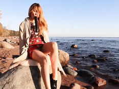 Возбуждённая русская блондинка трахает себя фаллосом на морском пляже