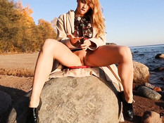 Возбуждённая русская блондинка трахает себя фаллосом на морском пляже