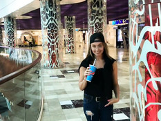 Очкастая русская блонда сосёт член в торгово-развлекательном центре