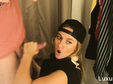 Очкастая русская блонда сосёт член в торгово-развлекательном центре