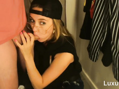 Очкастая русская блонда сосёт член в торгово-развлекательном центре