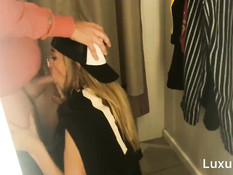 Очкастая русская блонда сосёт член в торгово-развлекательном центре