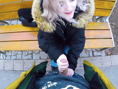 Грудастая русская тёлка высосала у пикапера сперму в городском парке