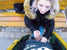 Грудастая русская тёлка высосала у пикапера сперму в городском парке