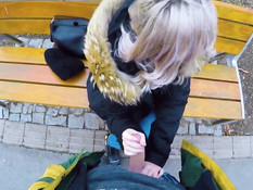 Грудастая русская тёлка высосала у пикапера сперму в городском парке