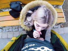 Грудастая русская тёлка высосала у пикапера сперму в городском парке