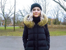 Грудастая русская тёлка высосала у пикапера сперму в городском парке