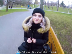 Грудастая русская тёлка высосала у пикапера сперму в городском парке