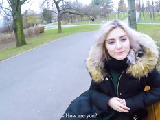 Грудастая русская тёлка высосала у пикапера сперму в городском парке