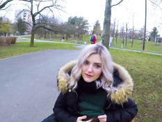 Грудастая русская тёлка высосала у пикапера сперму в городском парке